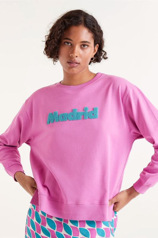 Sudadera Print Madrid. Sudadera rosa con bordado en relieve 'Madrid' en azul.