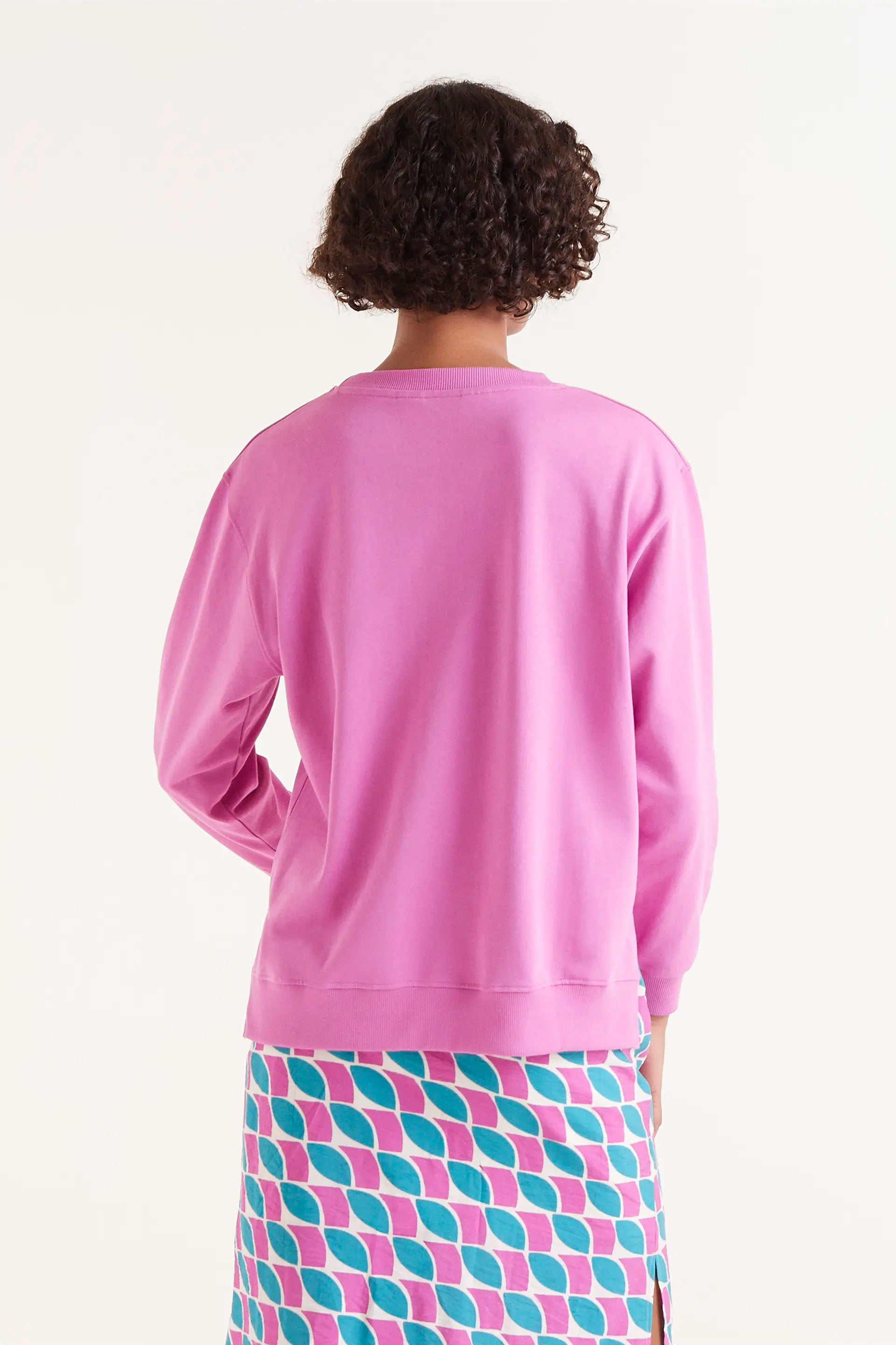 Sudadera Print Madrid. Sudadera rosa con bordado en relieve 'Madrid' en azul.