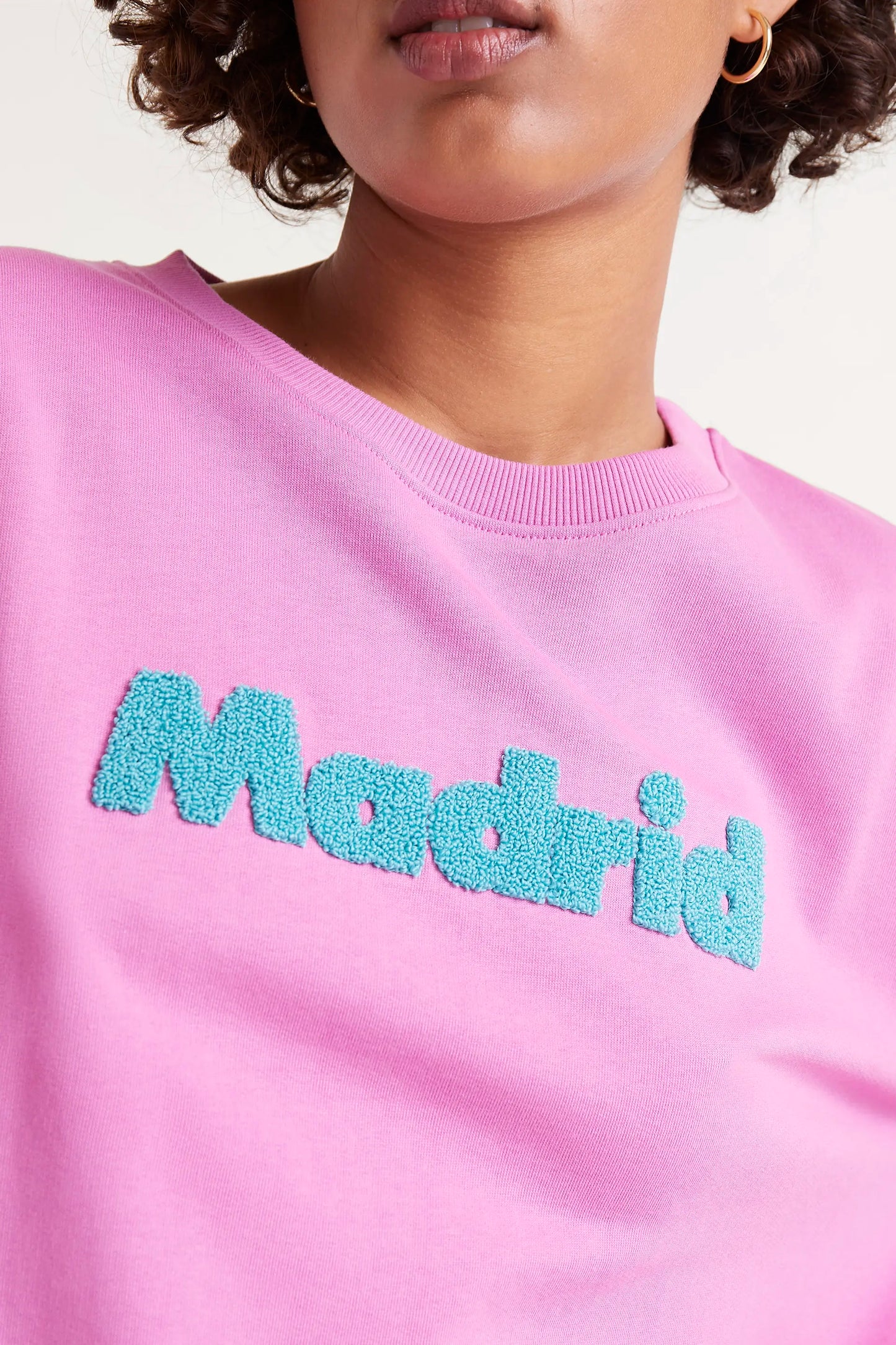 Sudadera Print Madrid. Sudadera rosa con bordado en relieve 'Madrid' en azul.