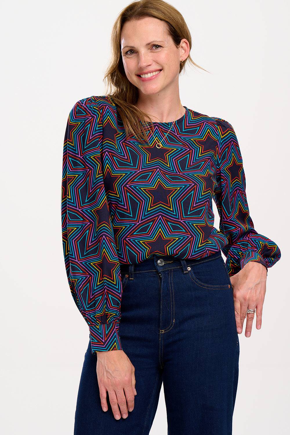 Top Ronnie Sugar Hill Brighton negro con estampado de estrellas multicolores, manga larga y ajuste relajado. Hecho de 100 % viscosa LENZING™ ECOVERO™.