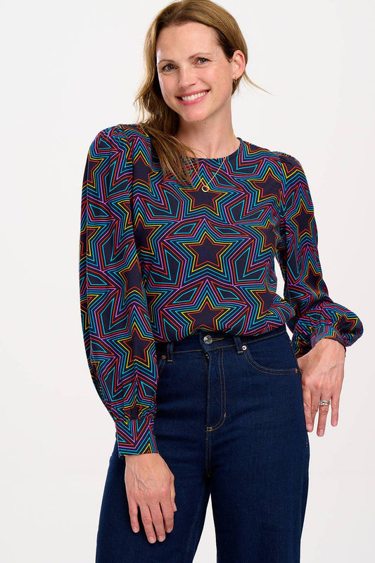 Top Ronnie Sugar Hill Brighton negro con estampado de estrellas multicolores, manga larga y ajuste relajado. Hecho de 100 % viscosa LENZING™ ECOVERO™.
