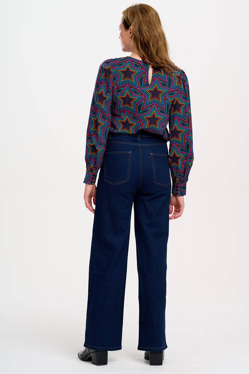 Top Ronnie Sugar Hill Brighton negro con estampado de estrellas multicolores, manga larga y ajuste relajado. Hecho de 100 % viscosa LENZING™ ECOVERO™.