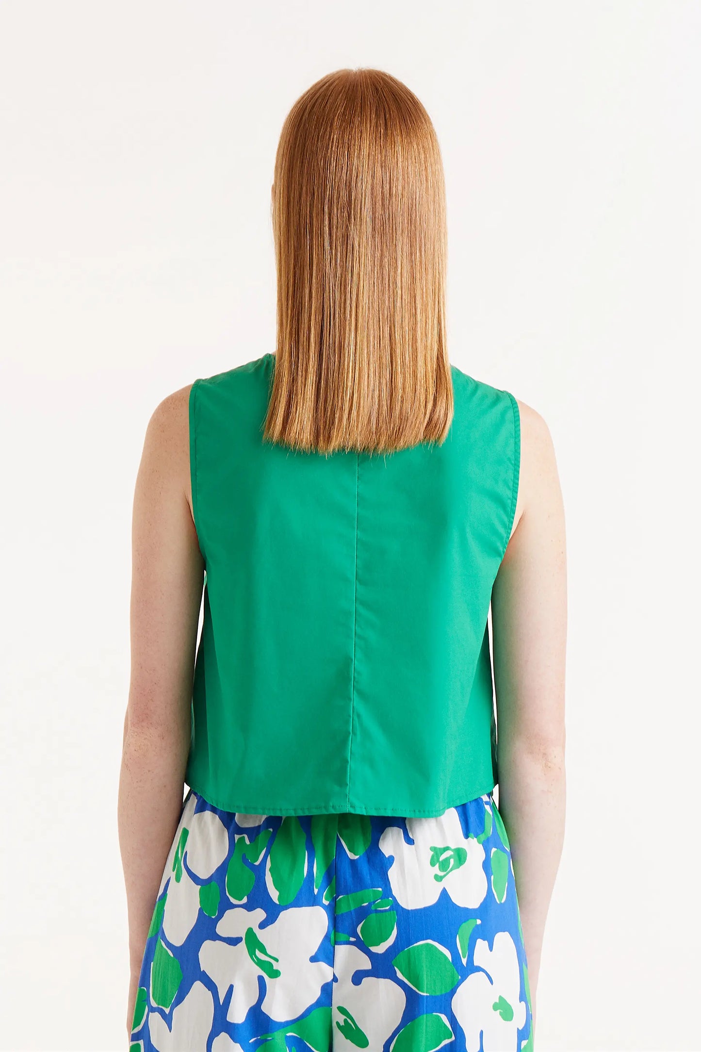Top Sin Mangas Con Botones Verde. Top verde sin mangas con botones azules al frente.