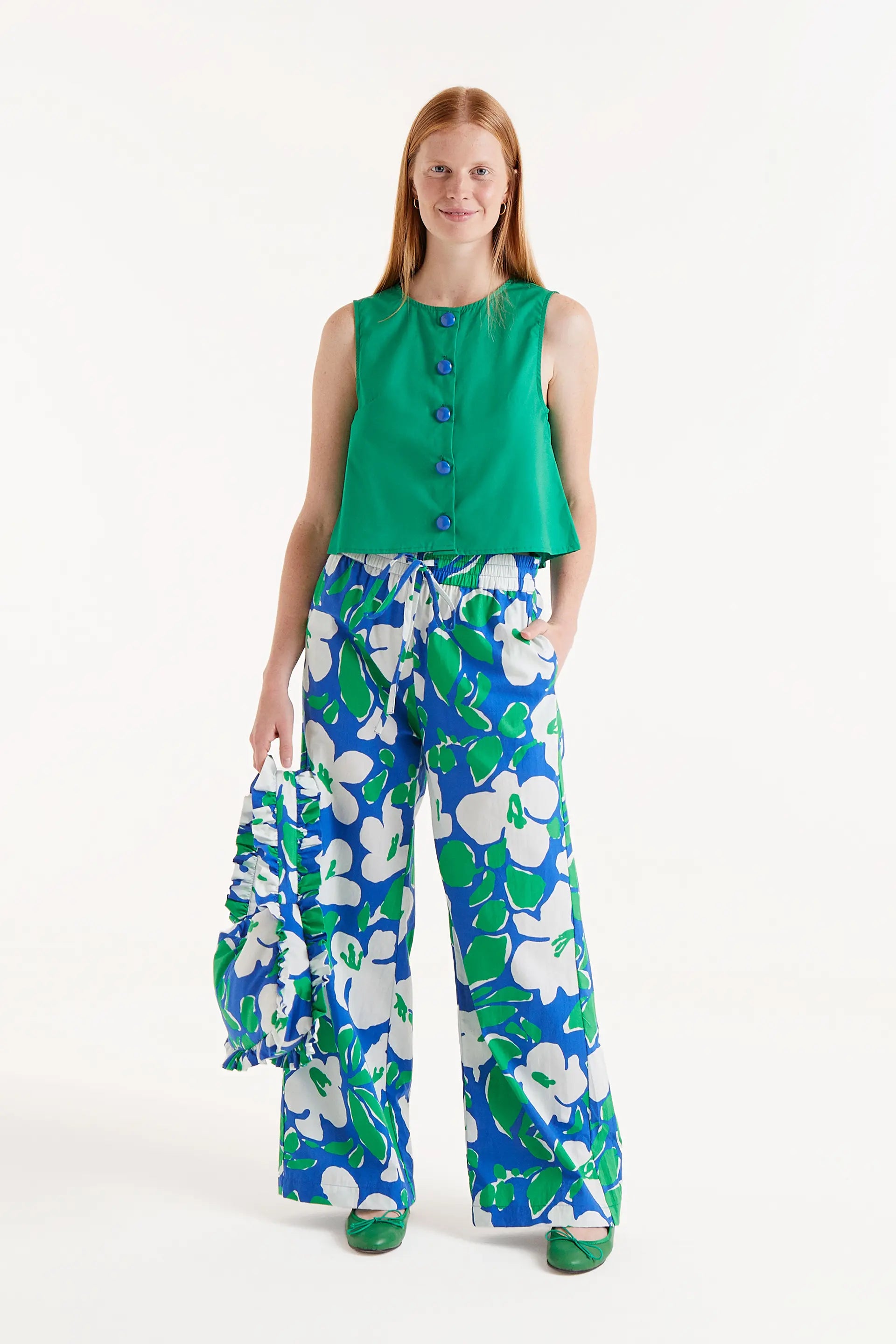Top Sin Mangas Con Botones Verde. Top verde sin mangas con botones azules al frente.