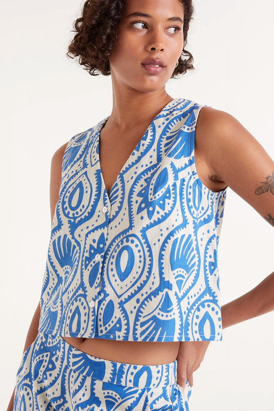 Top Sin Mangas Estampado Aquaria. Top con estampado azul inspirado en formas acuáticas.