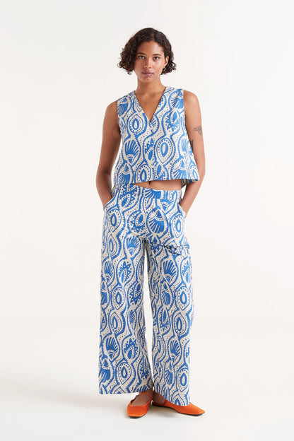Top Sin Mangas Estampado Aquaria. Top con estampado azul inspirado en formas acuáticas.