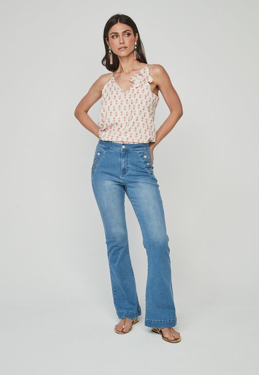 Jeans Kurai Unique con botonadura lateral en madera reciclada y corte bootcut. Diseño retro ideal para un look sofisticado y moderno.