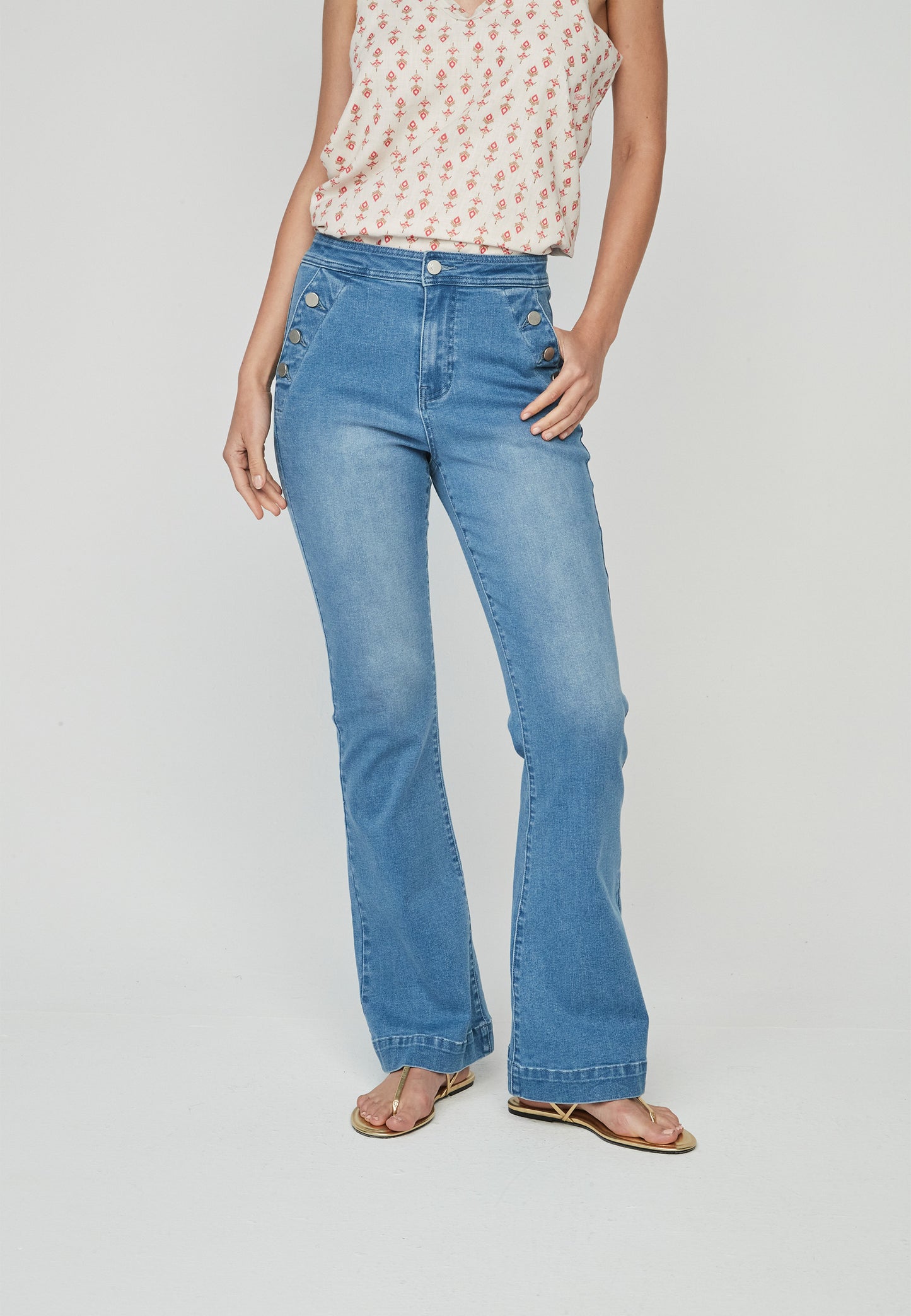 Jeans Kurai Unique con botonadura lateral en madera reciclada y corte bootcut. Diseño retro ideal para un look sofisticado y moderno.