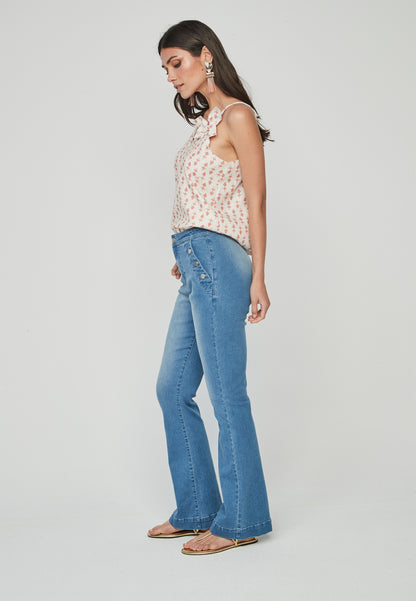 Jeans Kurai Unique con botonadura lateral en madera reciclada y corte bootcut. Diseño retro ideal para un look sofisticado y moderno.