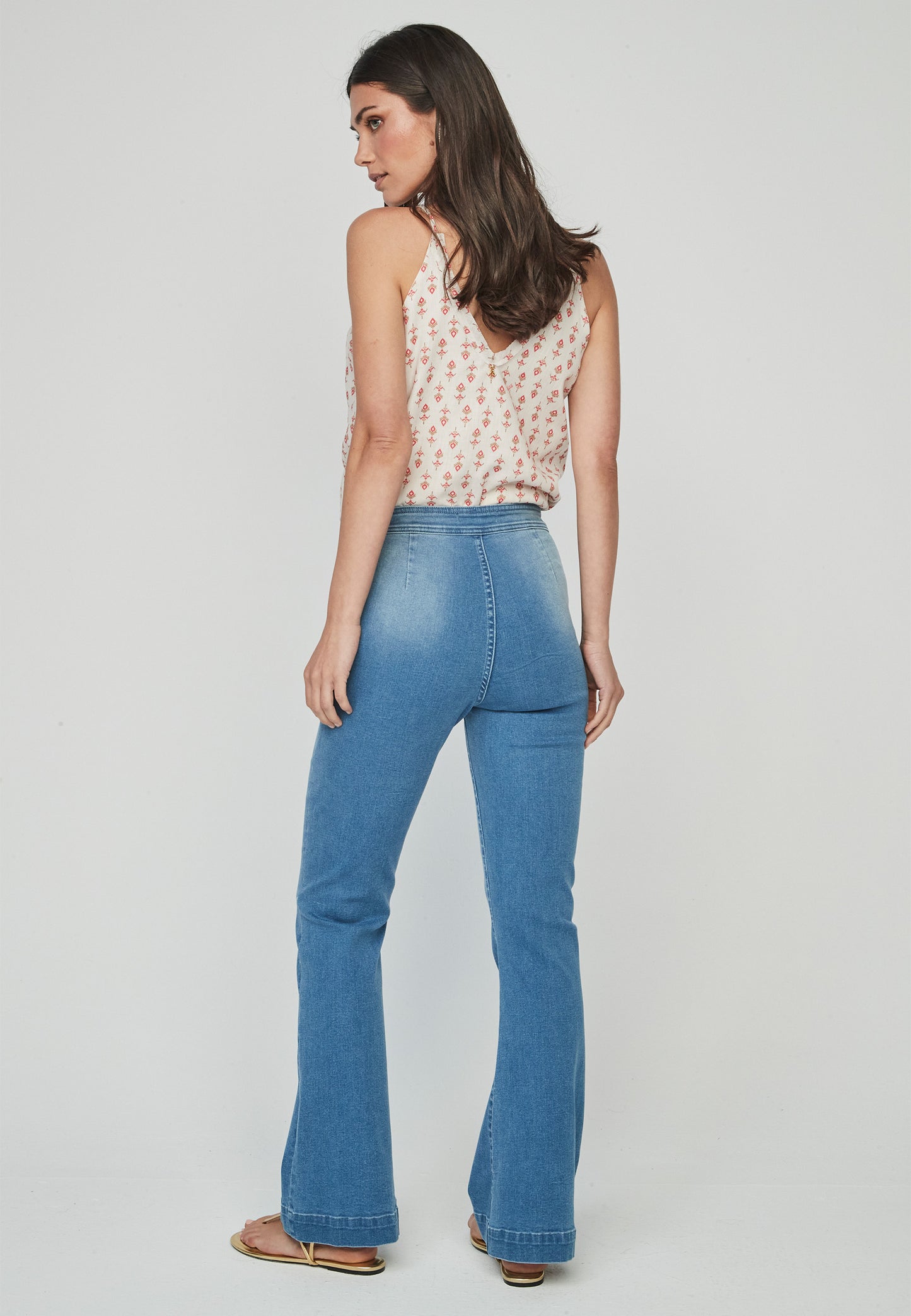 Jeans Kurai Unique con botonadura lateral en madera reciclada y corte bootcut. Diseño retro ideal para un look sofisticado y moderno.