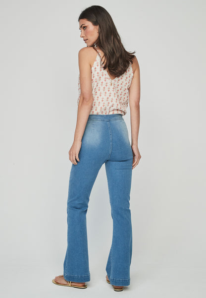 Jeans Kurai Unique con botonadura lateral en madera reciclada y corte bootcut. Diseño retro ideal para un look sofisticado y moderno.