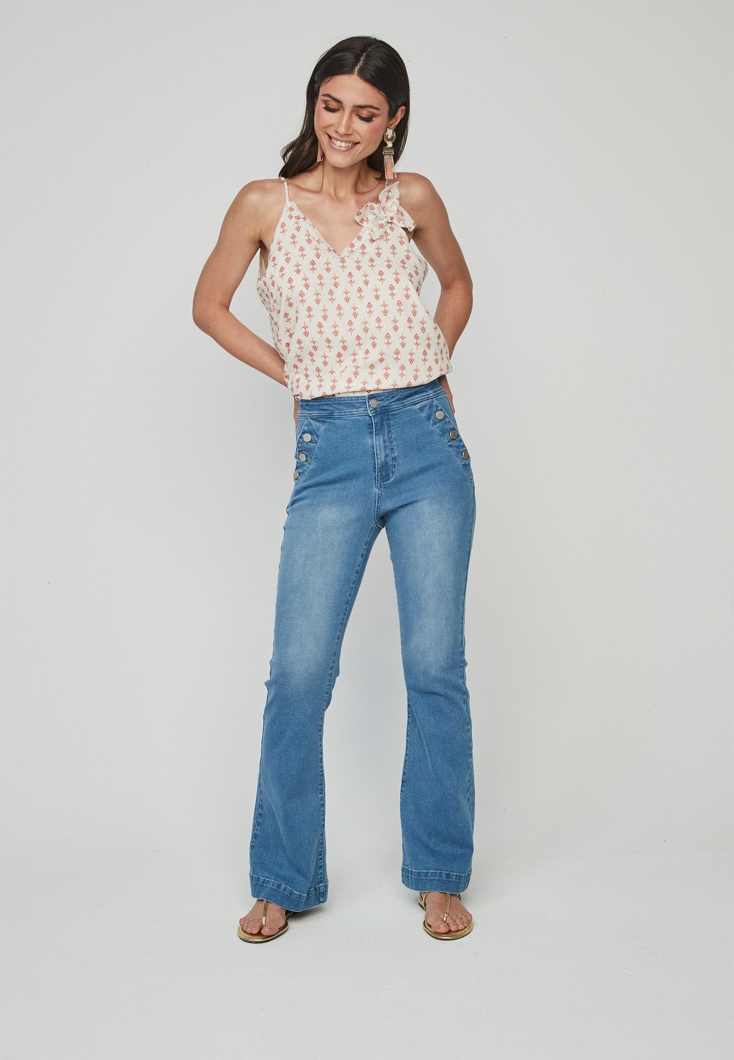 Jeans Kurai Unique con botonadura lateral en madera reciclada y corte bootcut. Diseño retro ideal para un look sofisticado y moderno.