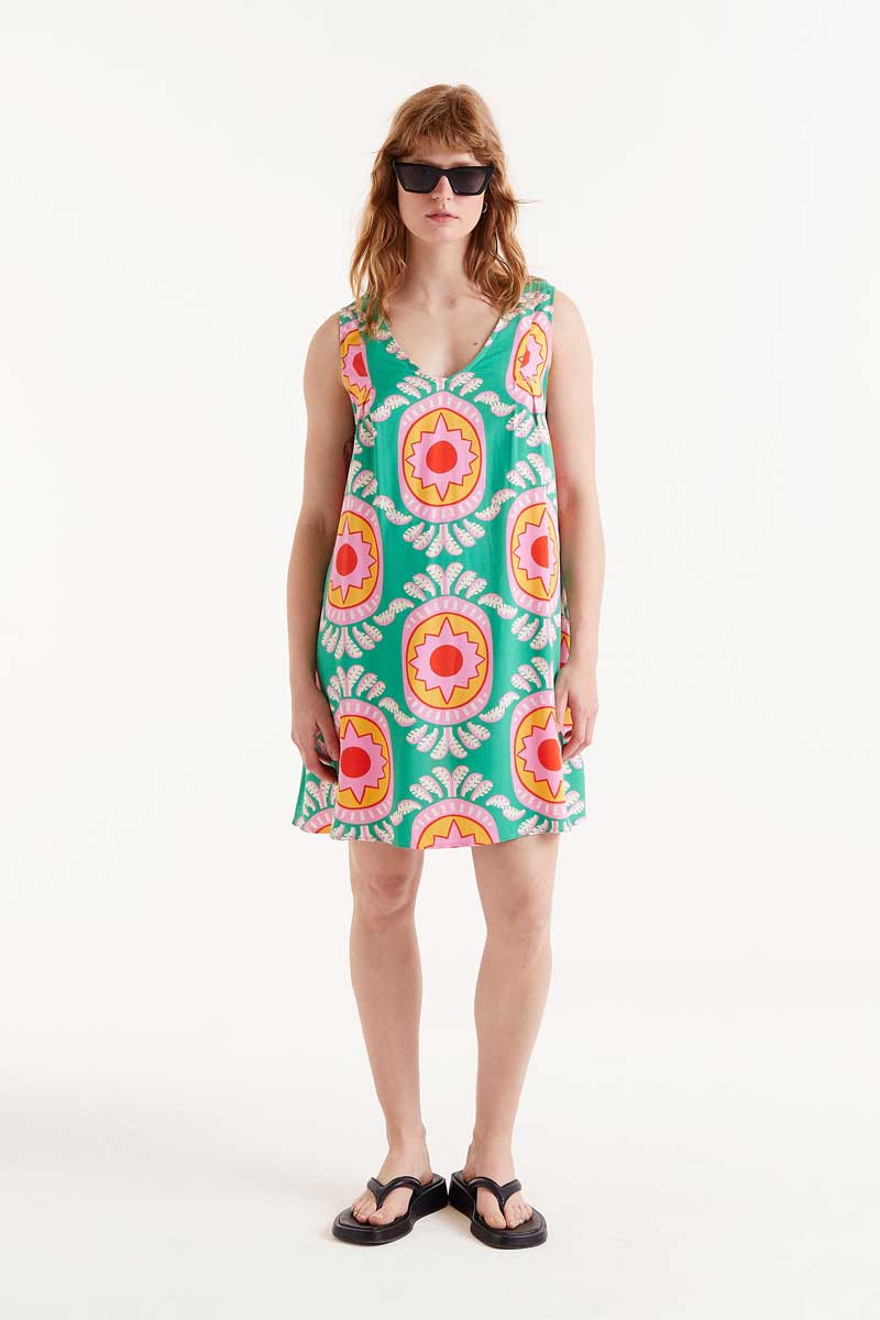 Vestido Corto Estampado Curitiba Compañía Fantástica sin mangas, escote en pico y corte evasé con estampado geométrico colorido ideal para verano.