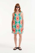 Vestido Corto Estampado Curitiba Compañía Fantástica sin mangas, escote en pico y corte evasé con estampado geométrico colorido ideal para verano.