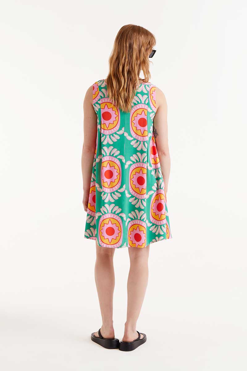Vestido Corto Estampado Curitiba Compañía Fantástica sin mangas, escote en pico y corte evasé con estampado geométrico colorido ideal para verano.