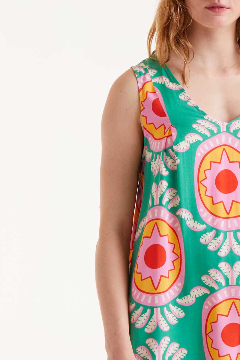 Vestido Corto Estampado Curitiba Compañía Fantástica sin mangas, escote en pico y corte evasé con estampado geométrico colorido ideal para verano.