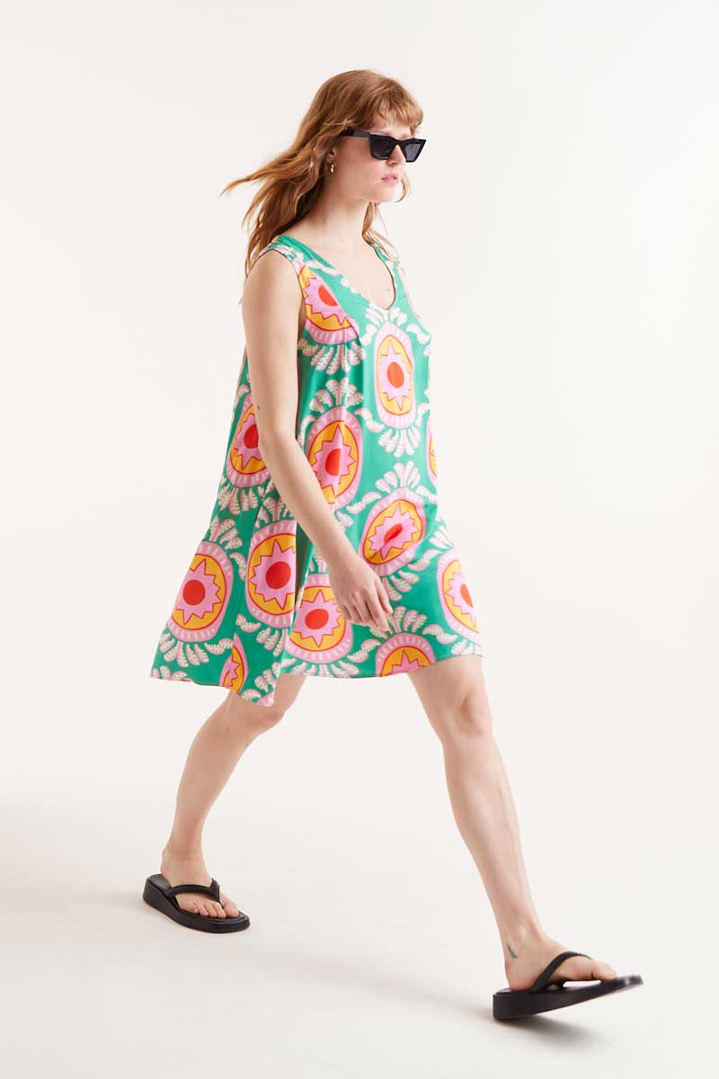 Vestido Corto Estampado Curitiba Compañía Fantástica sin mangas, escote en pico y corte evasé con estampado geométrico colorido ideal para verano.