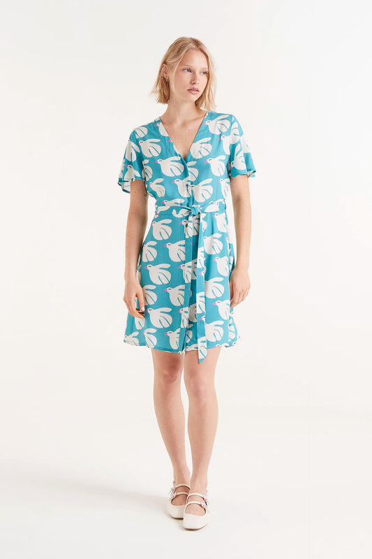 Vestido Corto Rayon Estampado Dove. Vestido corto azul con estampado de palomas y lazo en la cintura.