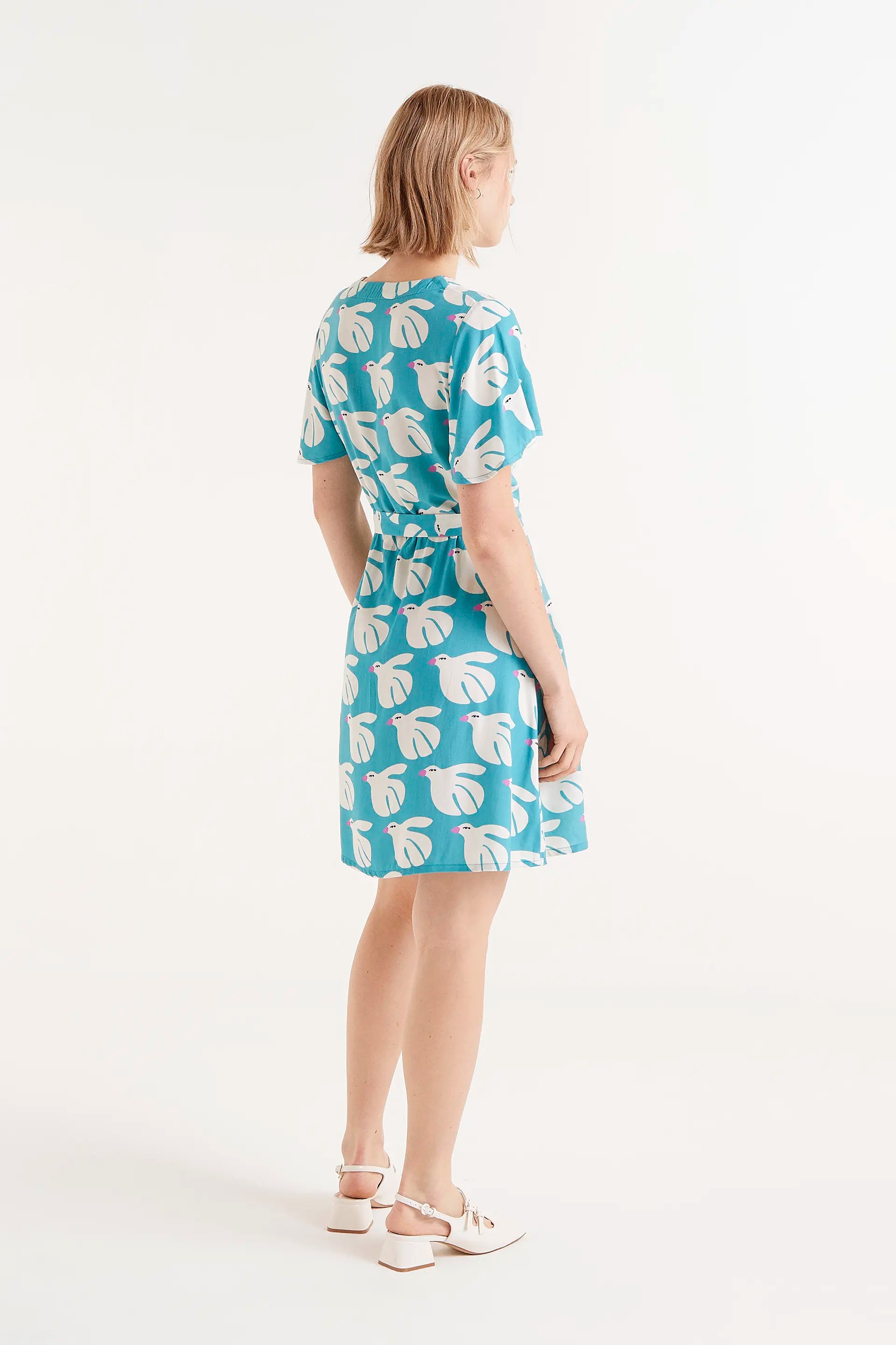 Vestido Corto Rayon Estampado Dove. Vestido corto azul con estampado de palomas y lazo en la cintura.