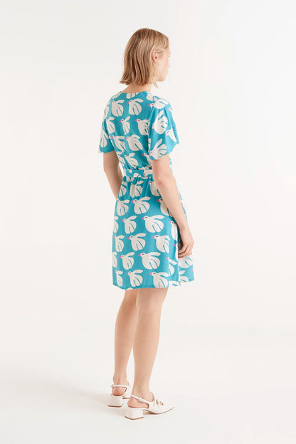 Vestido Corto Rayon Estampado Dove. Vestido corto azul con estampado de palomas y lazo en la cintura.