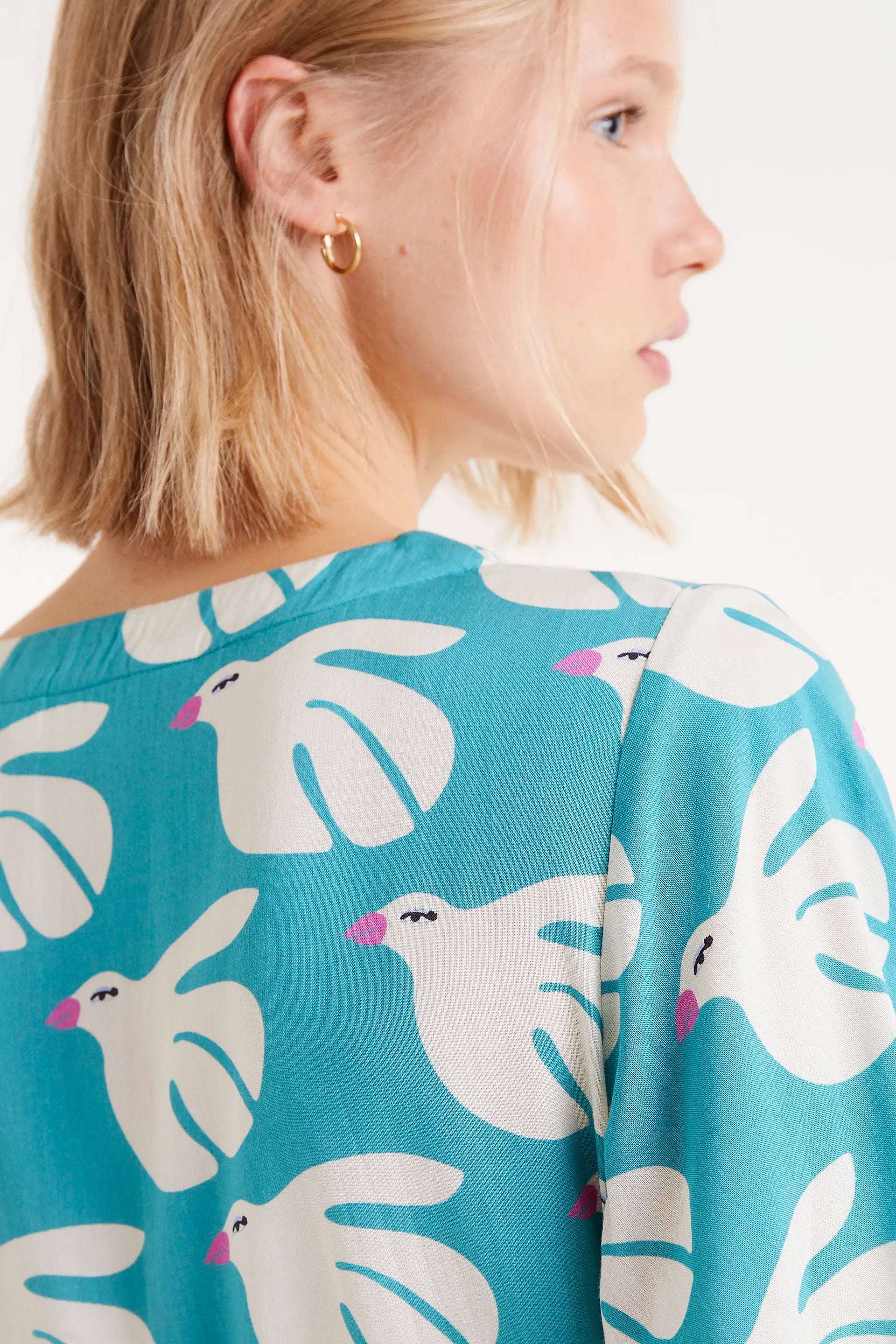 Vestido Corto Rayon Estampado Dove. Vestido corto azul con estampado de palomas y lazo en la cintura.