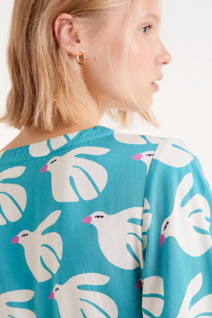 Vestido Corto Rayon Estampado Dove. Vestido corto azul con estampado de palomas y lazo en la cintura.