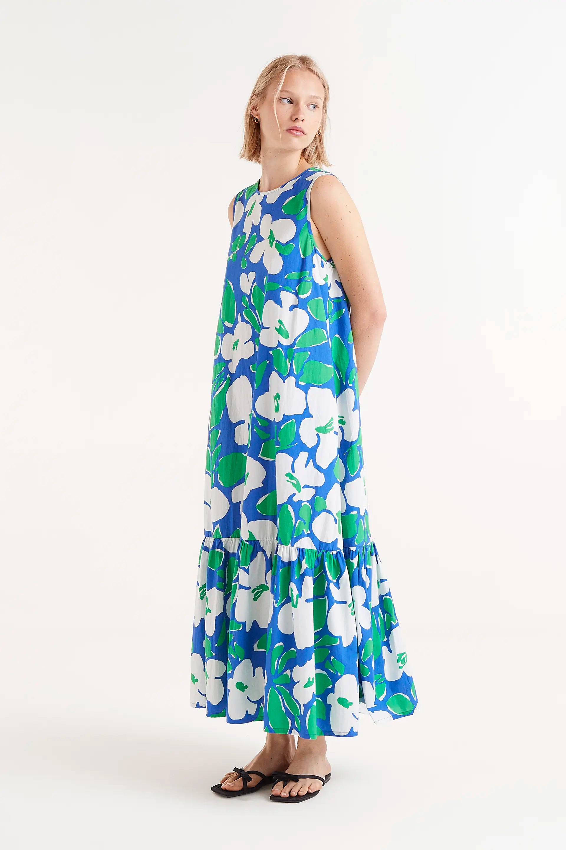 Vestido Largo Estampado Floral Bosco. Vestido largo sin mangas con estampado de flores en azul y verde.