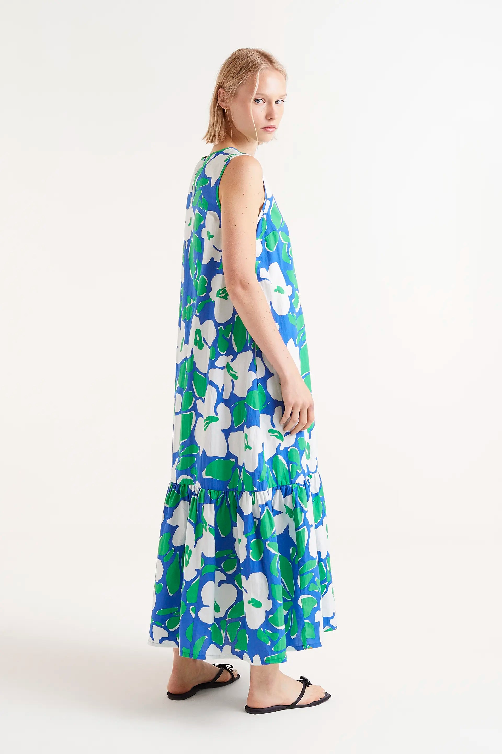 Vestido Largo Estampado Floral Bosco. Vestido largo sin mangas con estampado de flores en azul y verde.