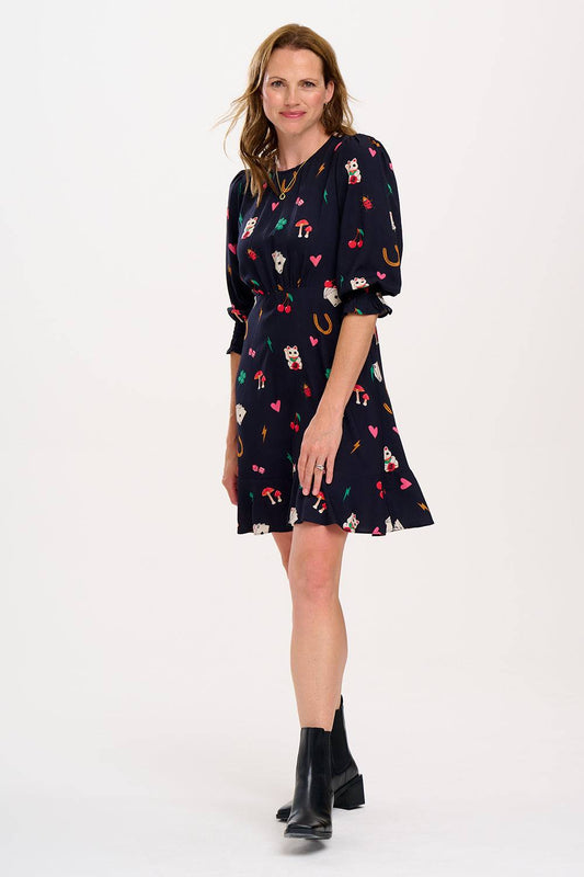 Vestido Lorelei de Sugar Hill Brighton en color negro con estampado de amuletos. Diseño de manga tres cuartos y falda con vuelo, 100% viscosa LENZING™ ECOVERO™.