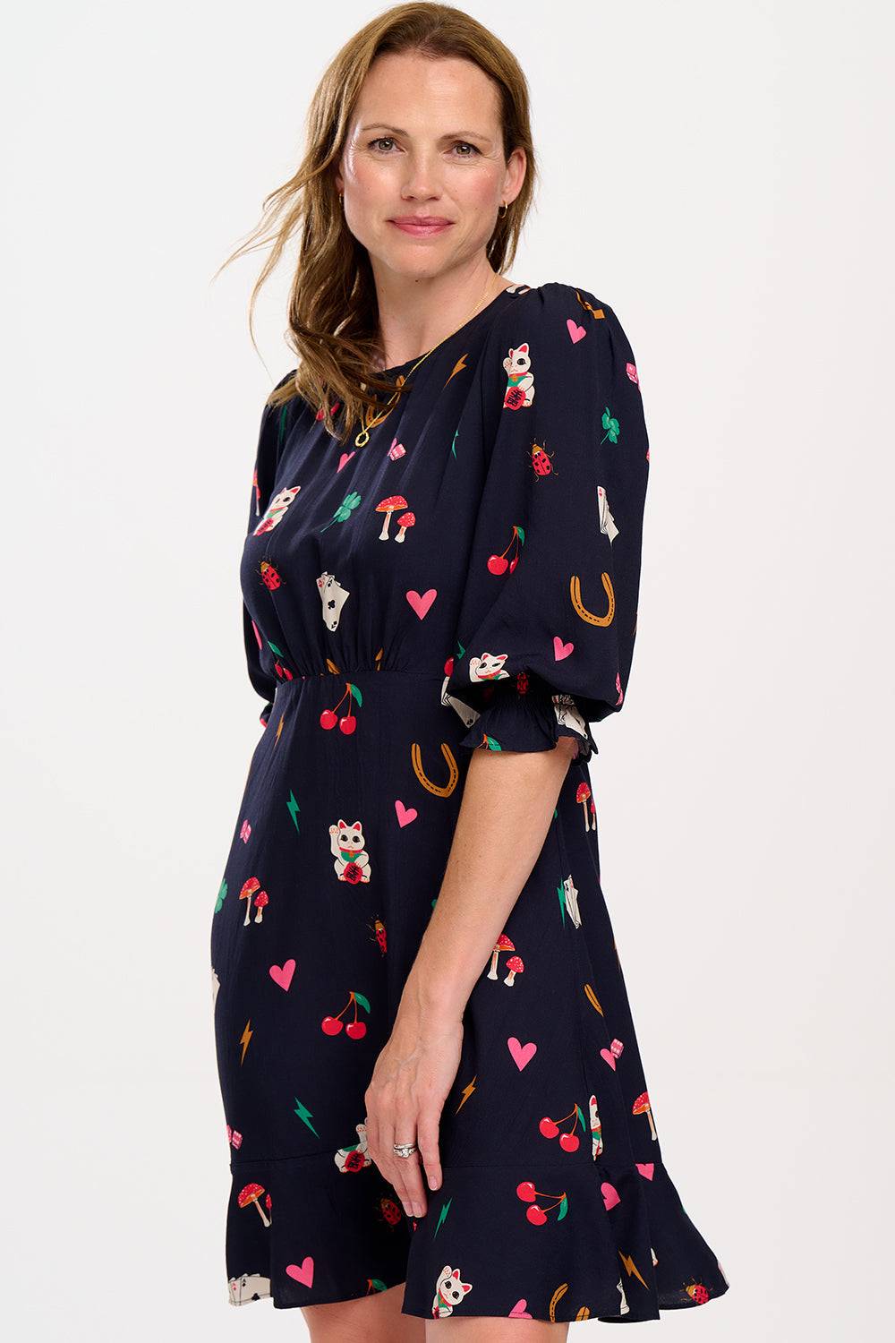 Vestido Lorelei de Sugar Hill Brighton en color negro con estampado de amuletos. Diseño de manga tres cuartos y falda con vuelo, 100% viscosa LENZING™ ECOVERO™.