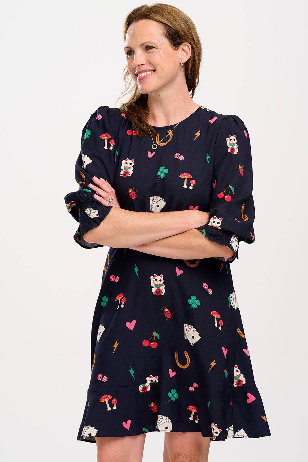 Vestido Lorelei de Sugar Hill Brighton en color negro con estampado de amuletos. Diseño de manga tres cuartos y falda con vuelo, 100% viscosa LENZING™ ECOVERO™.