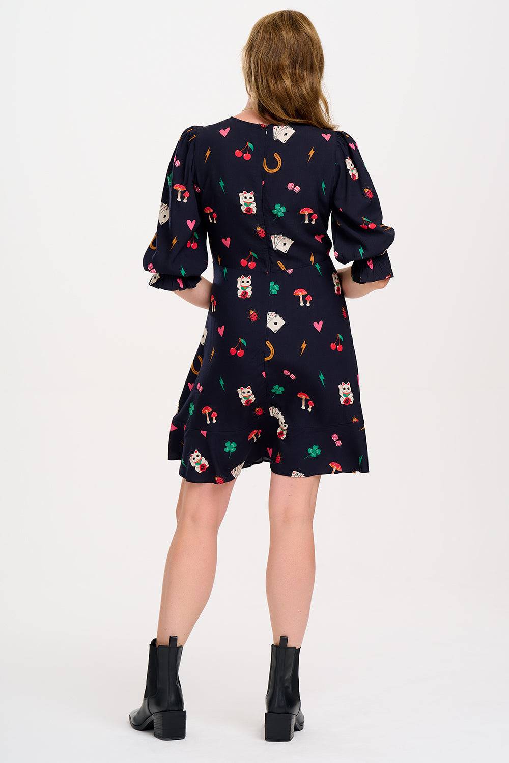 Vestido Lorelei de Sugar Hill Brighton en color negro con estampado de amuletos. Diseño de manga tres cuartos y falda con vuelo, 100% viscosa LENZING™ ECOVERO™.