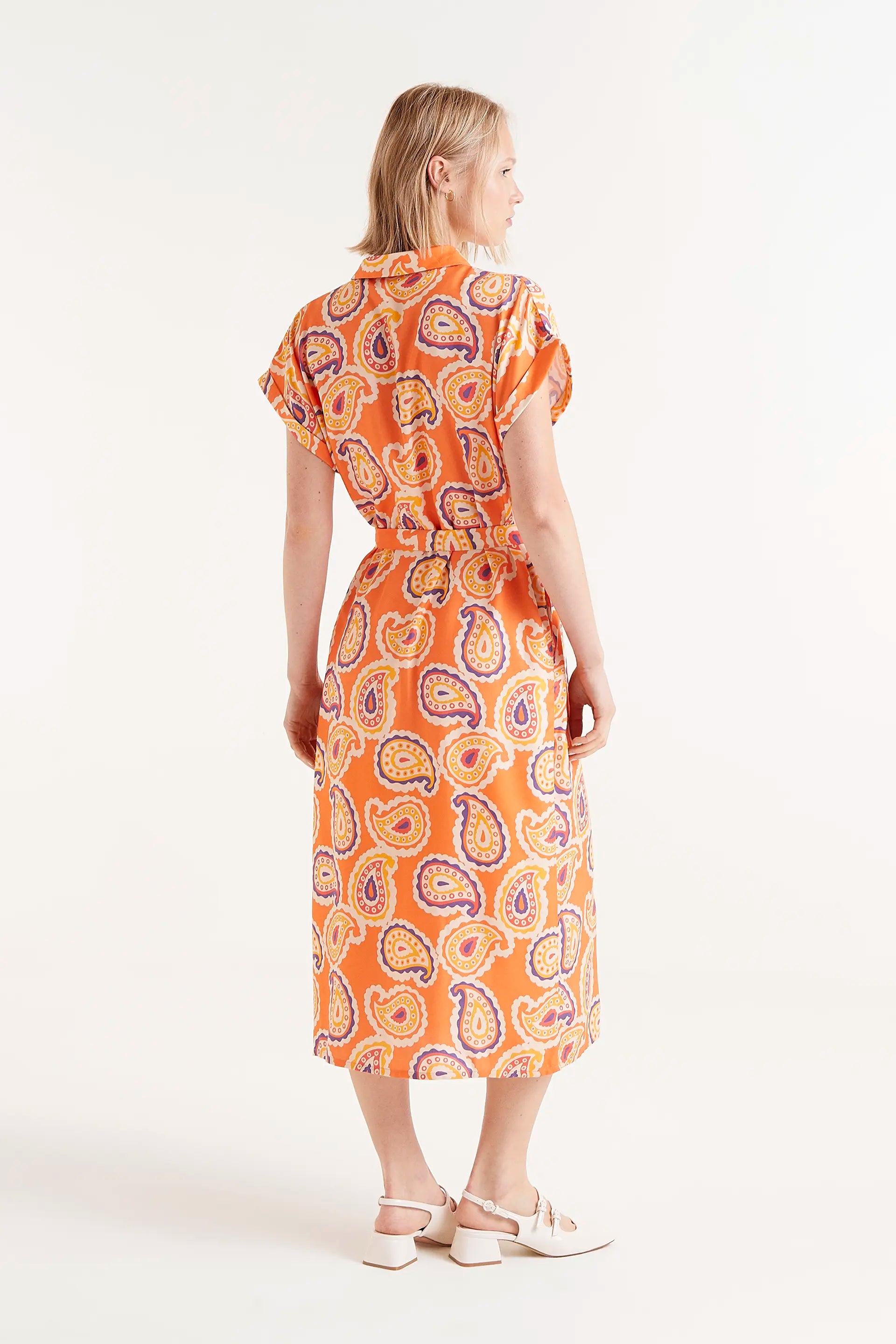 Vestido Midi Camisero Estampado Ameba. Modelo con vestido midi camisero estampado en tonos vibrantes.