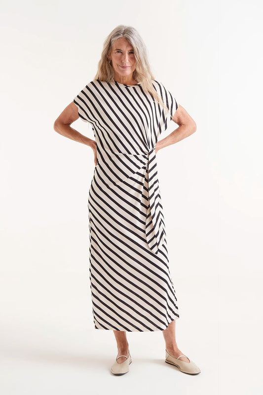 Vestido Midi Estampado Rayas Piano. Modelo con vestido midi de rayas blancas y negras con nudo lateral.