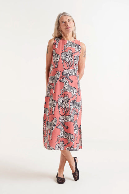 Vestido Midi Estampado Safari. Modelo con vestido midi sin mangas estampado de cebras.