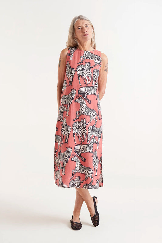 Vestido Midi Estampado Safari. Modelo con vestido midi sin mangas estampado de cebras.