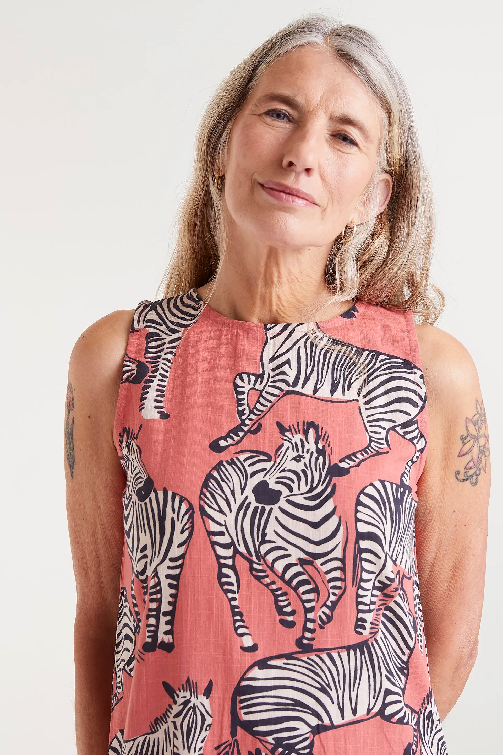 Vestido Midi Estampado Safari. Modelo con vestido midi sin mangas estampado de cebras.