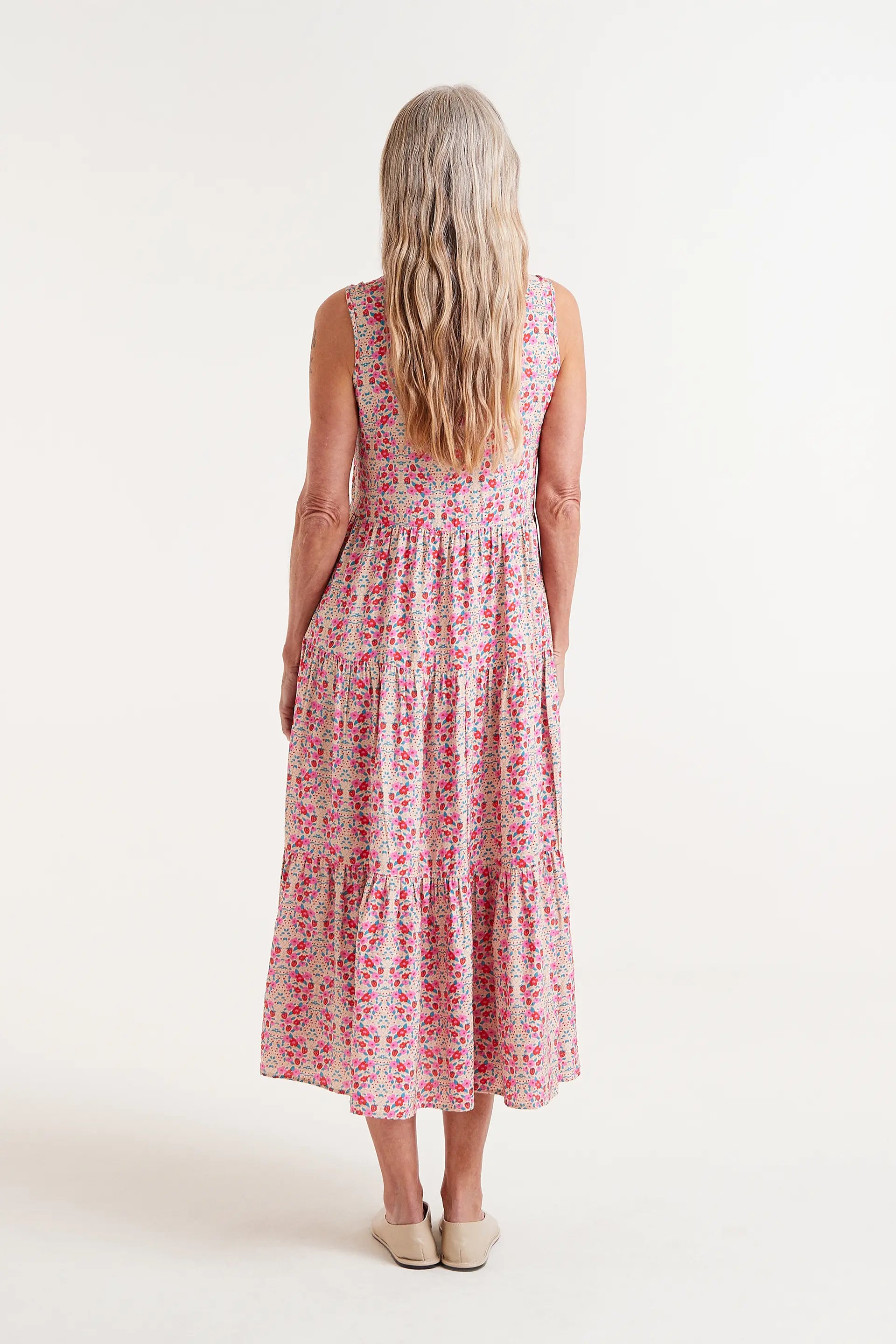 Vestido Midi Tirantes Estampado Sugar. Modelo con vestido midi de tirantes con estampado floral en tonos pastel.