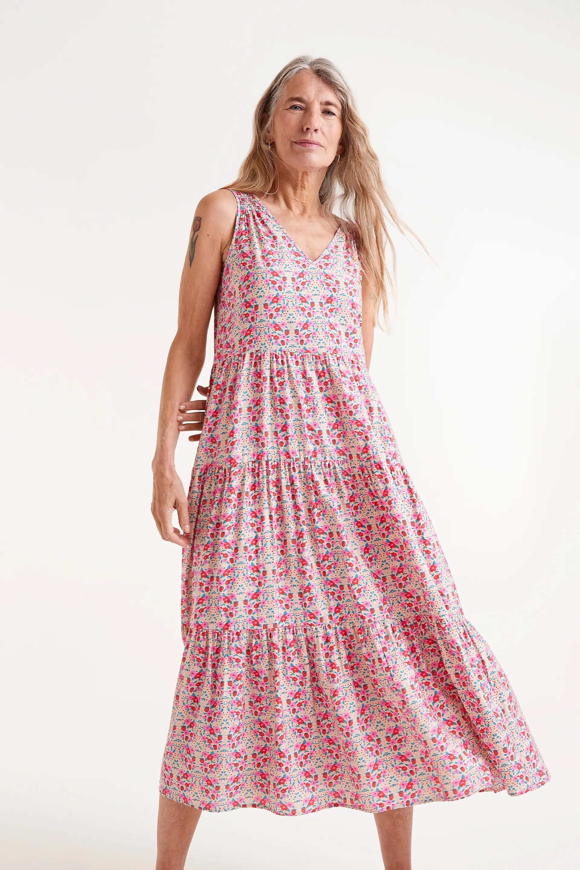 Vestido Midi Tirantes Estampado Sugar. Modelo con vestido midi de tirantes con estampado floral en tonos pastel.