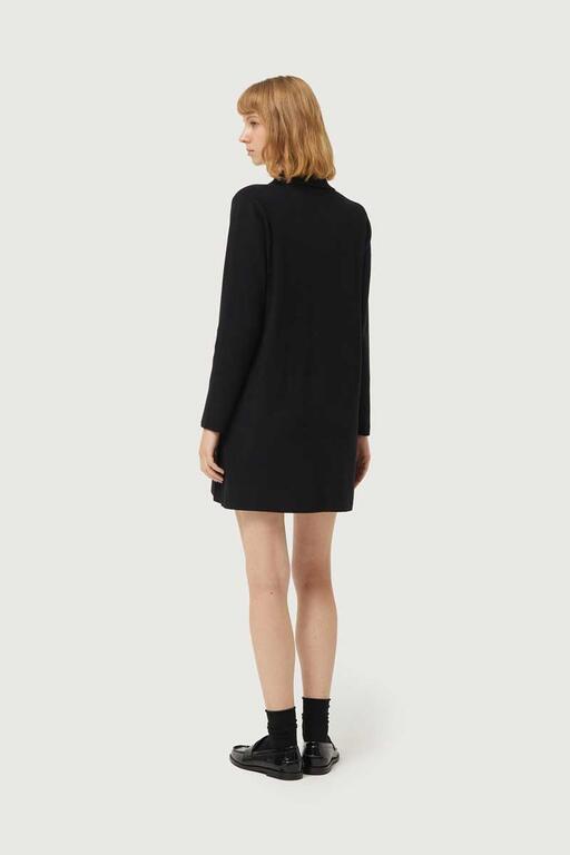 Vestido_corto_con_cuello_polo_negro