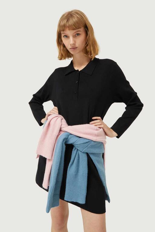 Vestido_corto_con_cuello_polo_negro