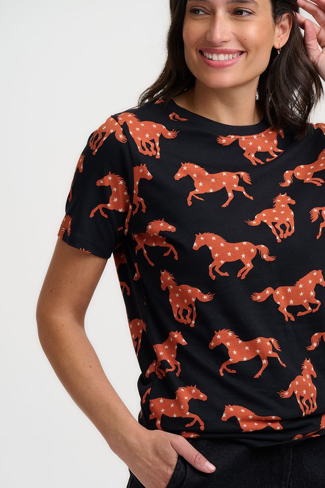 Camiseta de mujer con estampado de caballos y estrellas
